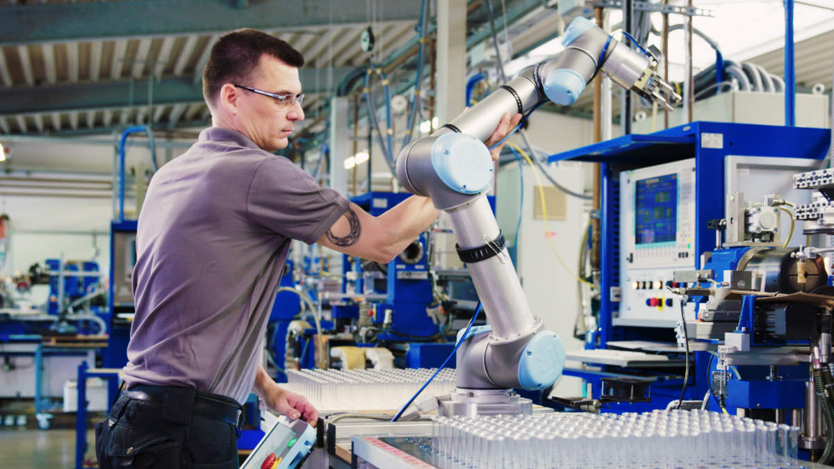 cobots-industrial-chromos-1 Aktiv - Kollaborative Robotik. Fit in die Zukunft mit neuen Cobot-Lösungen
